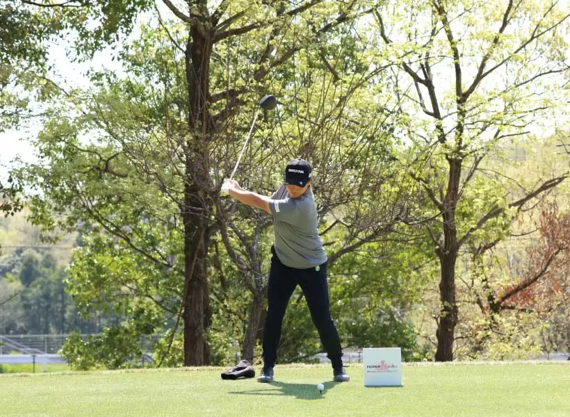 工藤遥加のドライバースイング（正面）