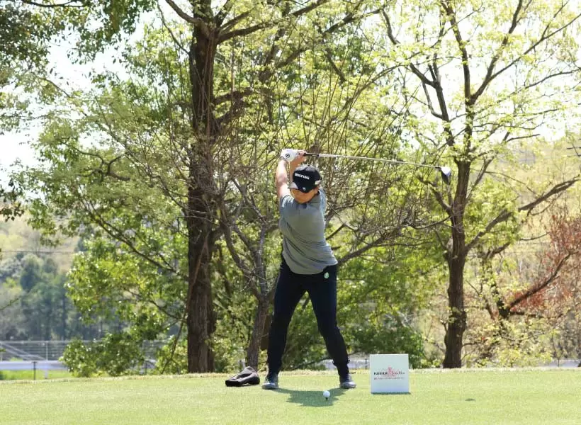 工藤遥加のドライバースイング（正面）