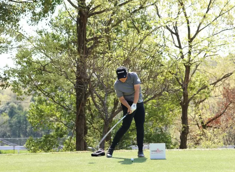 工藤遥加のドライバースイング（正面）