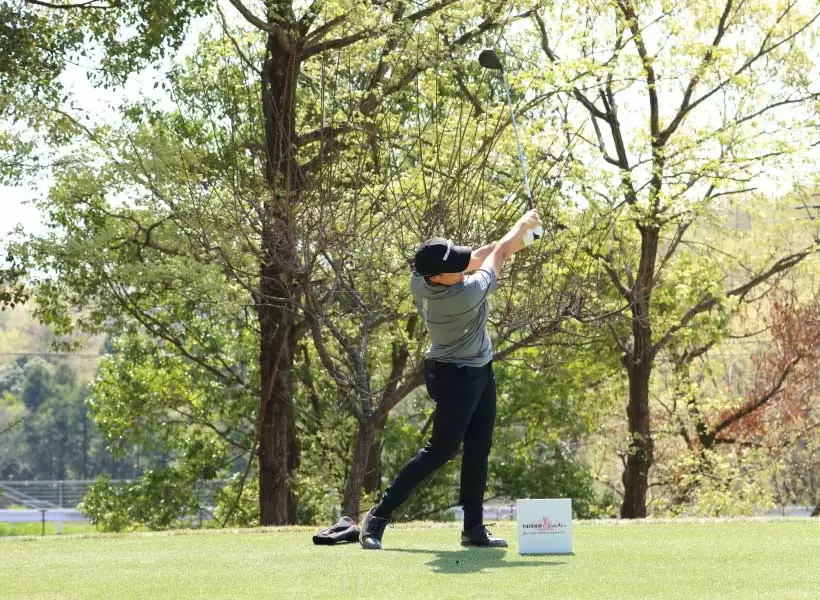 工藤遥加のドライバースイング（正面）