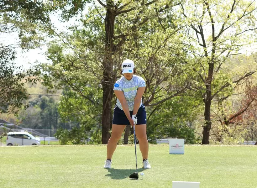 鈴木愛のドライバースイング（正面）