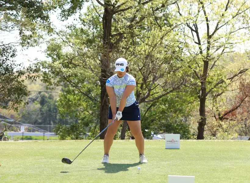 鈴木愛のドライバースイング（正面）