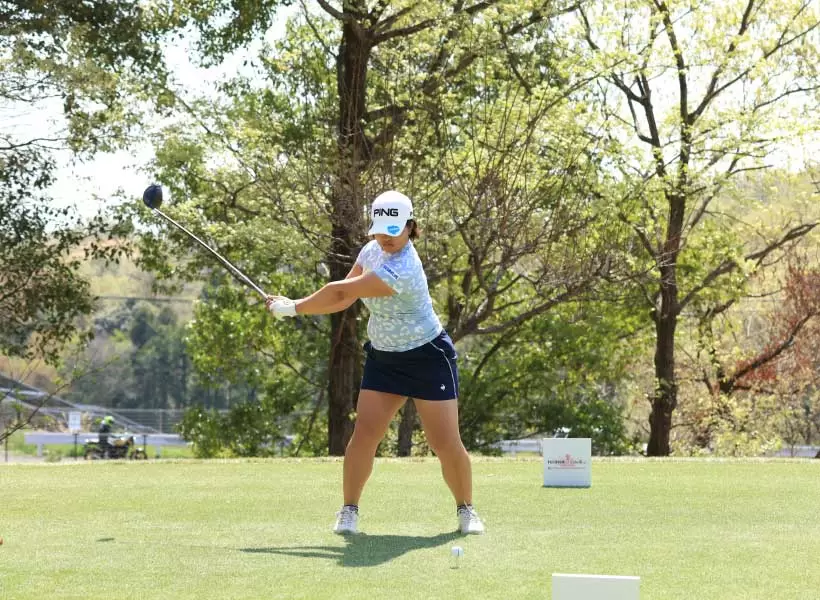 鈴木愛のドライバースイング（正面）