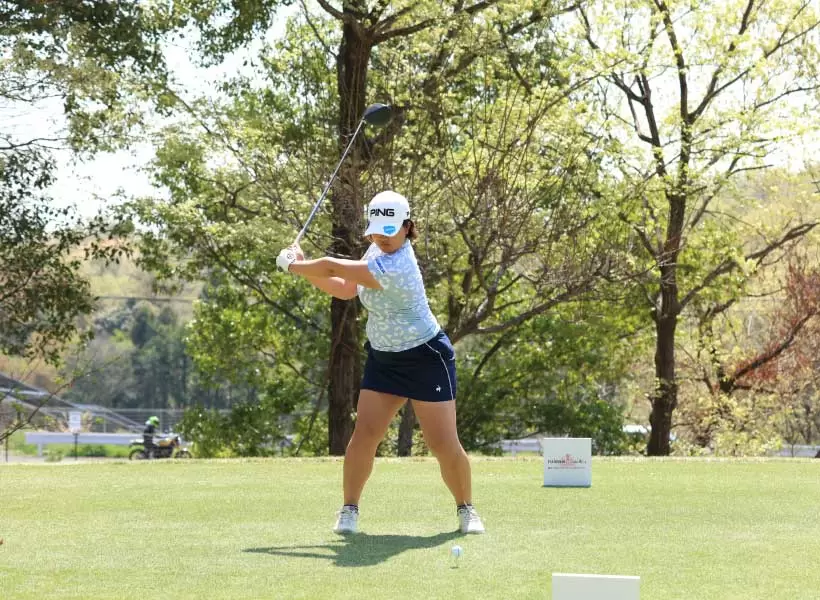 鈴木愛のドライバースイング（正面）