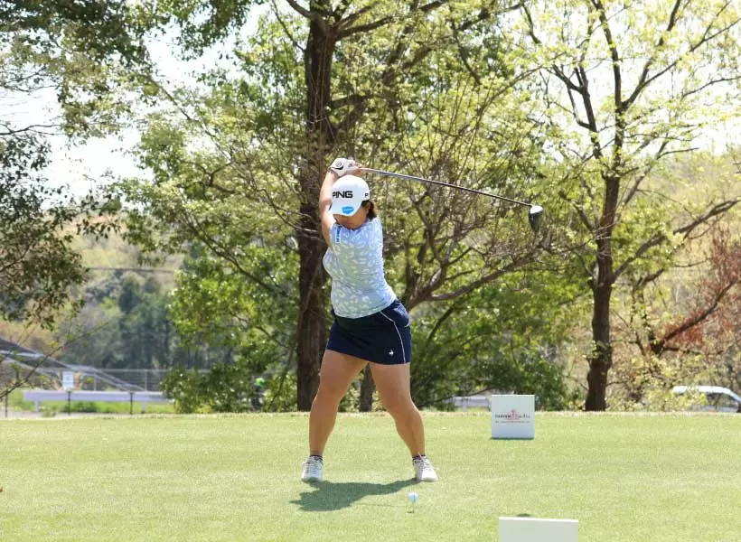 鈴木愛のドライバースイング（正面）