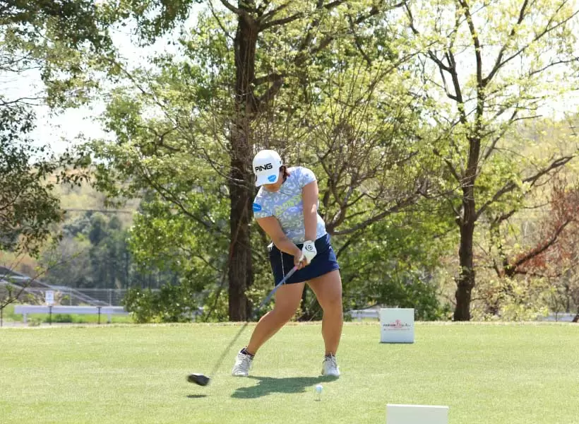 鈴木愛のドライバースイング（正面）