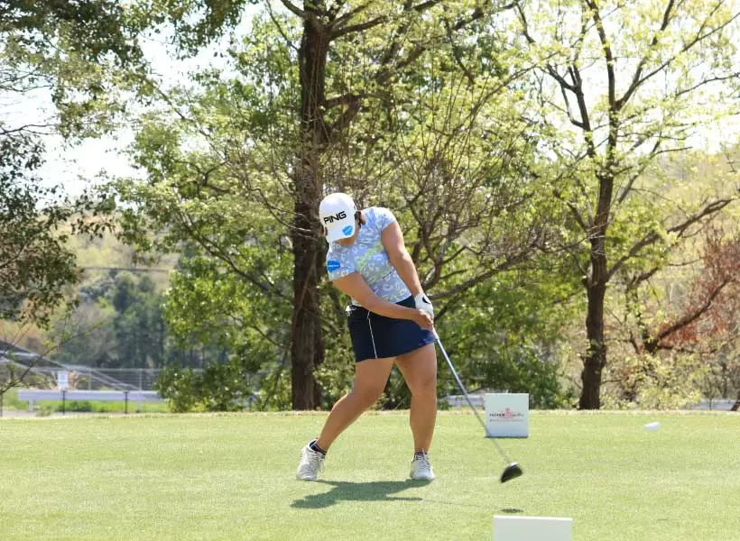 鈴木愛のドライバースイング（正面）