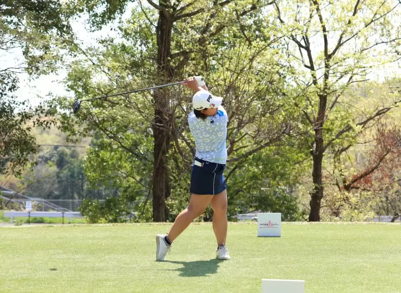 鈴木愛のドライバースイング（正面）