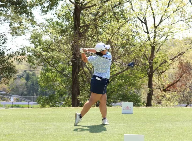 鈴木愛のドライバースイング（正面）