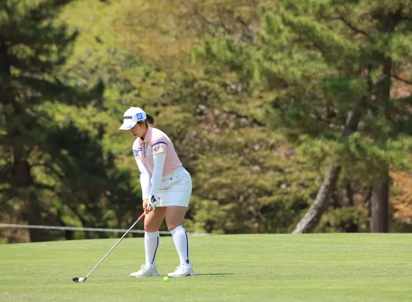 山下美夢有のユーティリティスイング（斜め前方）