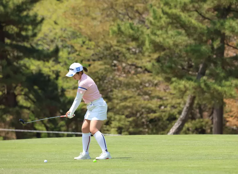 山下美夢有のユーティリティスイング（斜め前方）