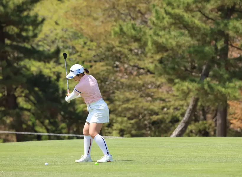 山下美夢有のユーティリティスイング（斜め前方）