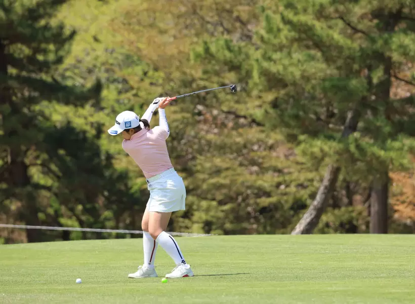 山下美夢有のユーティリティスイング（斜め前方）