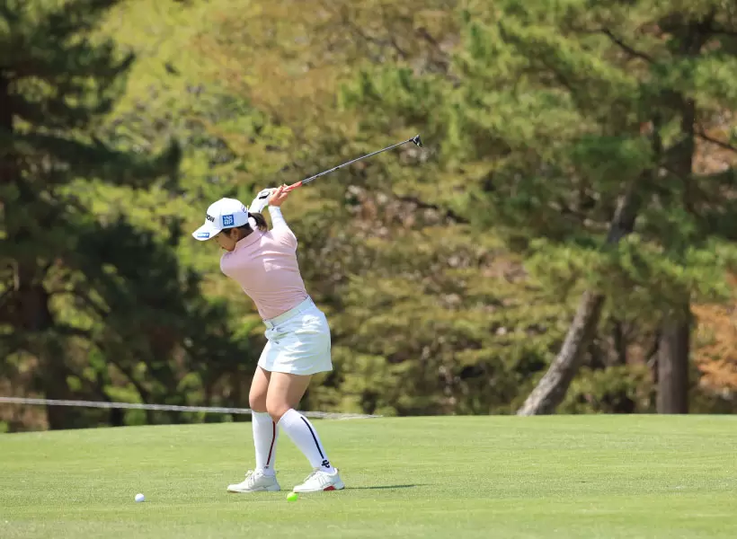 山下美夢有のユーティリティスイング（斜め前方）