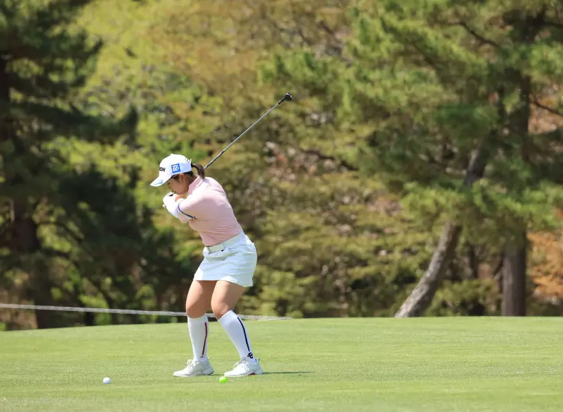 山下美夢有のユーティリティスイング（斜め前方）