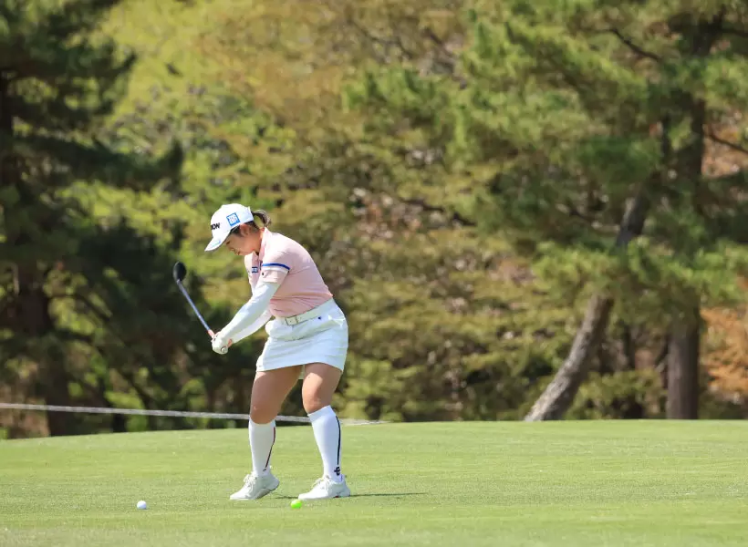 山下美夢有のユーティリティスイング（斜め前方）