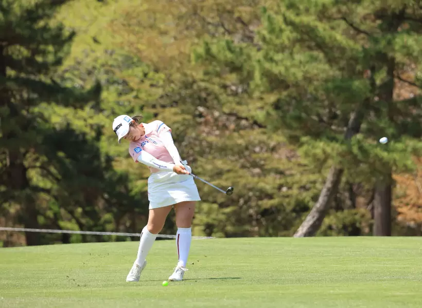 山下美夢有のユーティリティスイング（斜め前方）