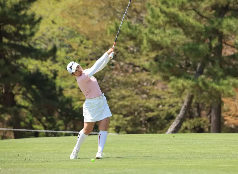 山下美夢有のユーティリティスイング（斜め前方）