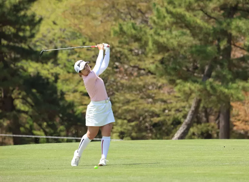 山下美夢有のユーティリティスイング（斜め前方）