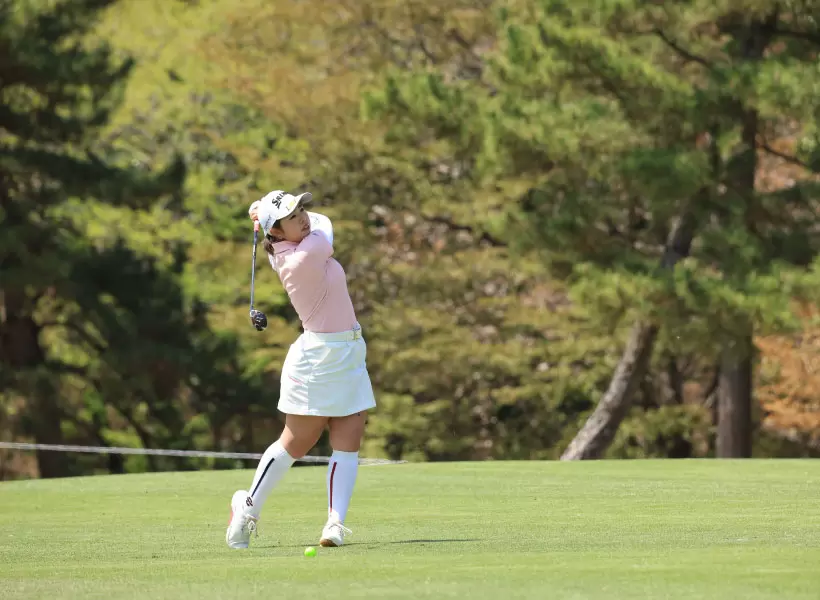 山下美夢有のユーティリティスイング（斜め前方）