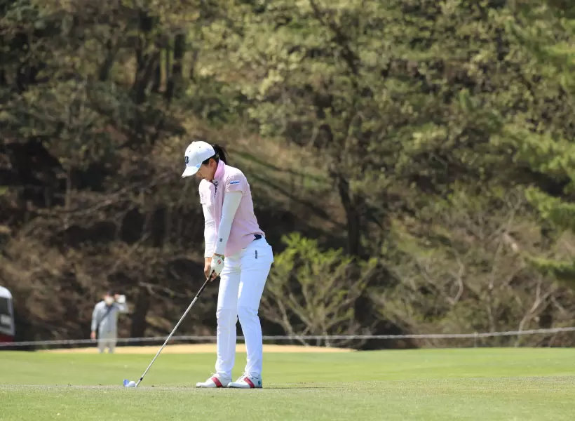 堀琴音のアイアンスイング連続写真（斜め前方）