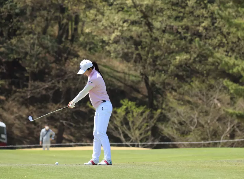 堀琴音のアイアンスイング連続写真（斜め前方）