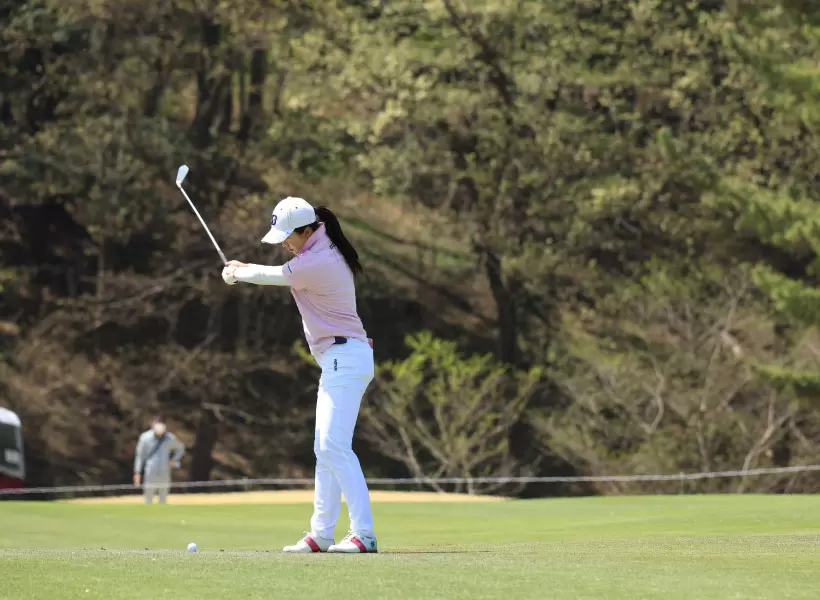 堀琴音のアイアンスイング連続写真（斜め前方）