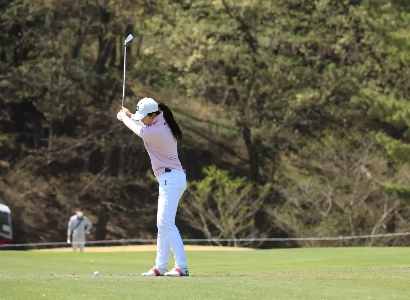 堀琴音のアイアンスイング連続写真（斜め前方）
