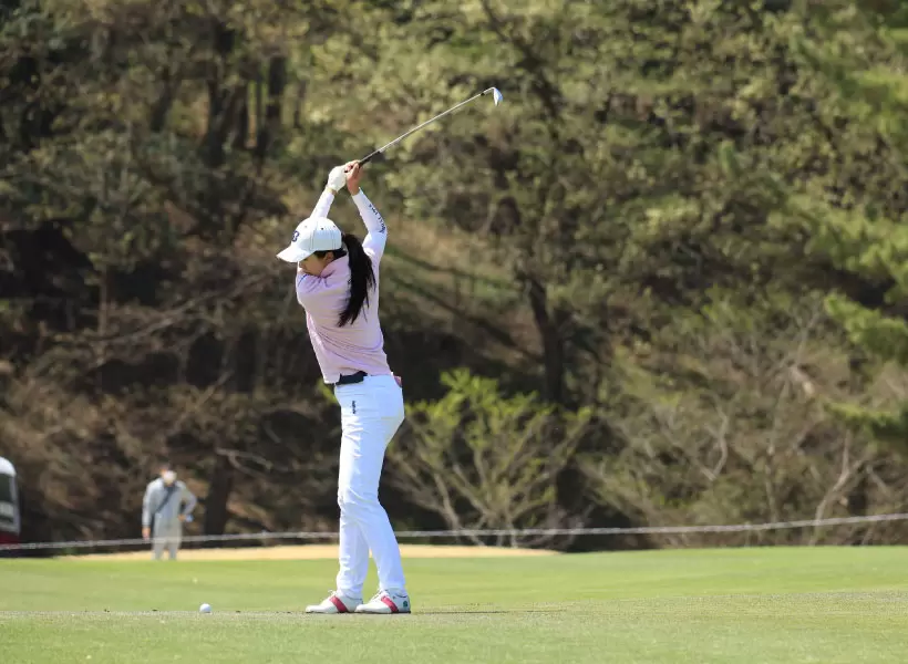 堀琴音のアイアンスイング連続写真（斜め前方）