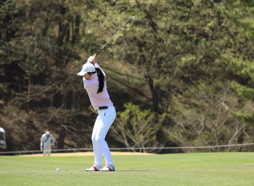 堀琴音のアイアンスイング連続写真（斜め前方）