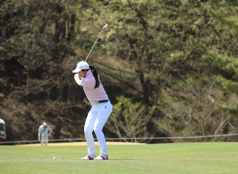 堀琴音のアイアンスイング連続写真（斜め前方）