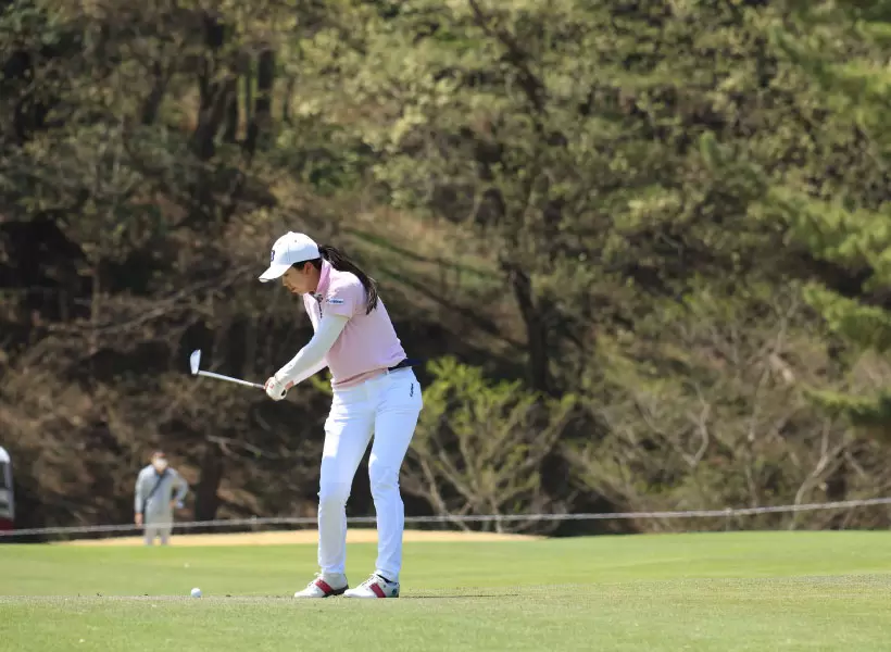 堀琴音のアイアンスイング連続写真（斜め前方）