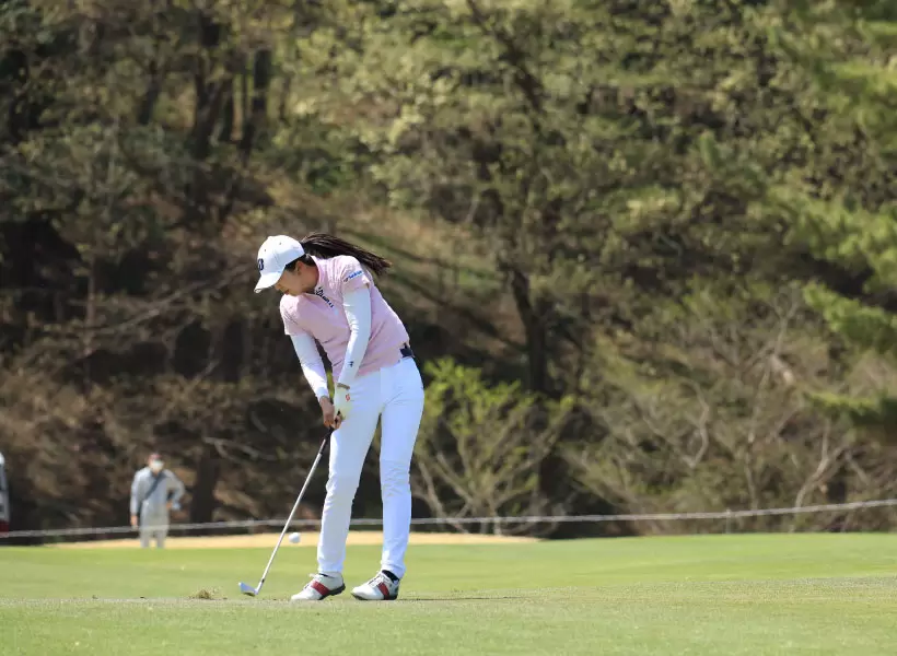 堀琴音のアイアンスイング連続写真（斜め前方）