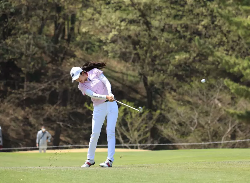 堀琴音のアイアンスイング連続写真（斜め前方）