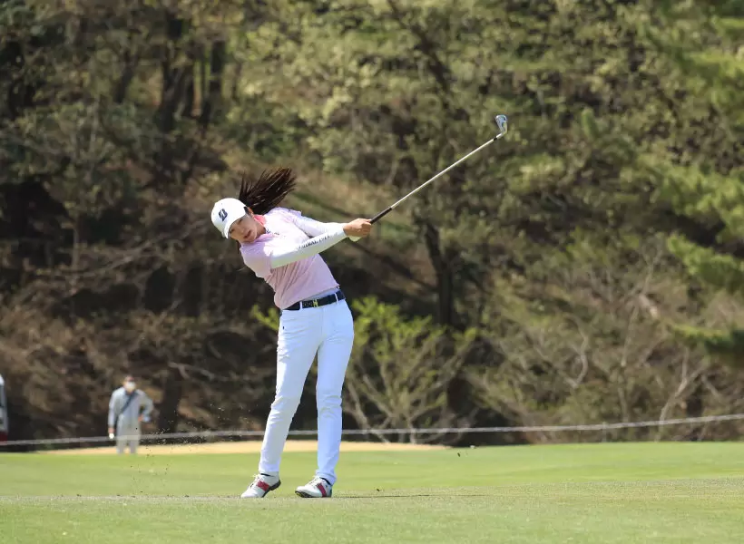 堀琴音のアイアンスイング連続写真（斜め前方）