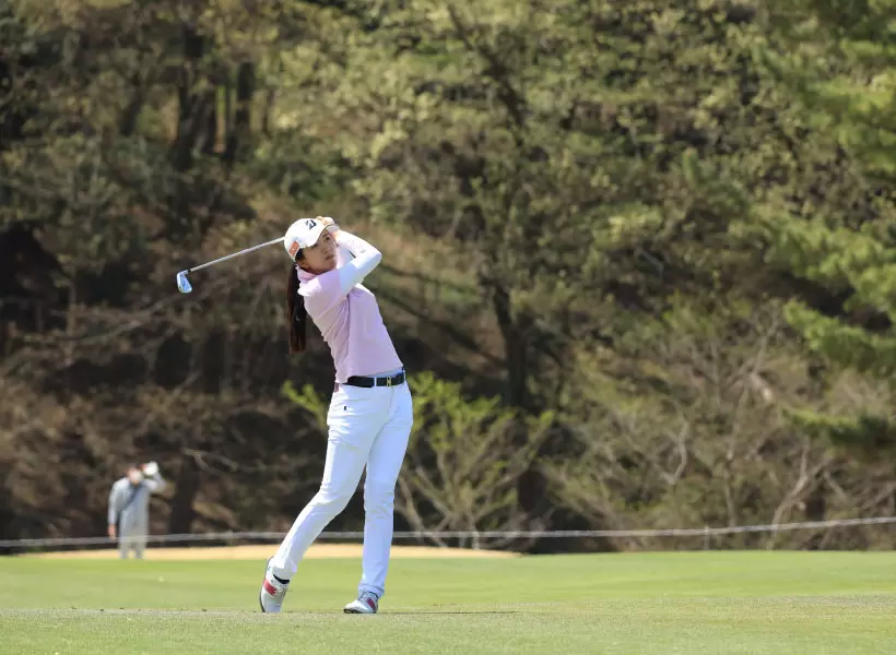 堀琴音のアイアンスイング連続写真（斜め前方）