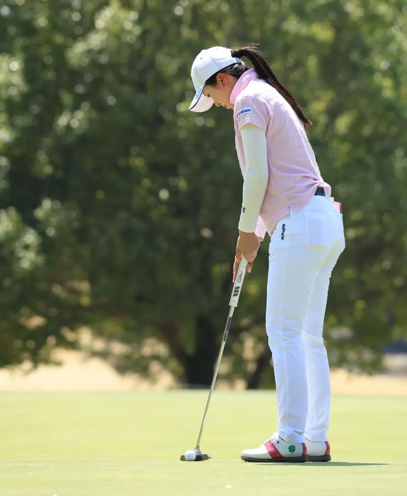 堀琴音のパッティングストローク（斜め前方）