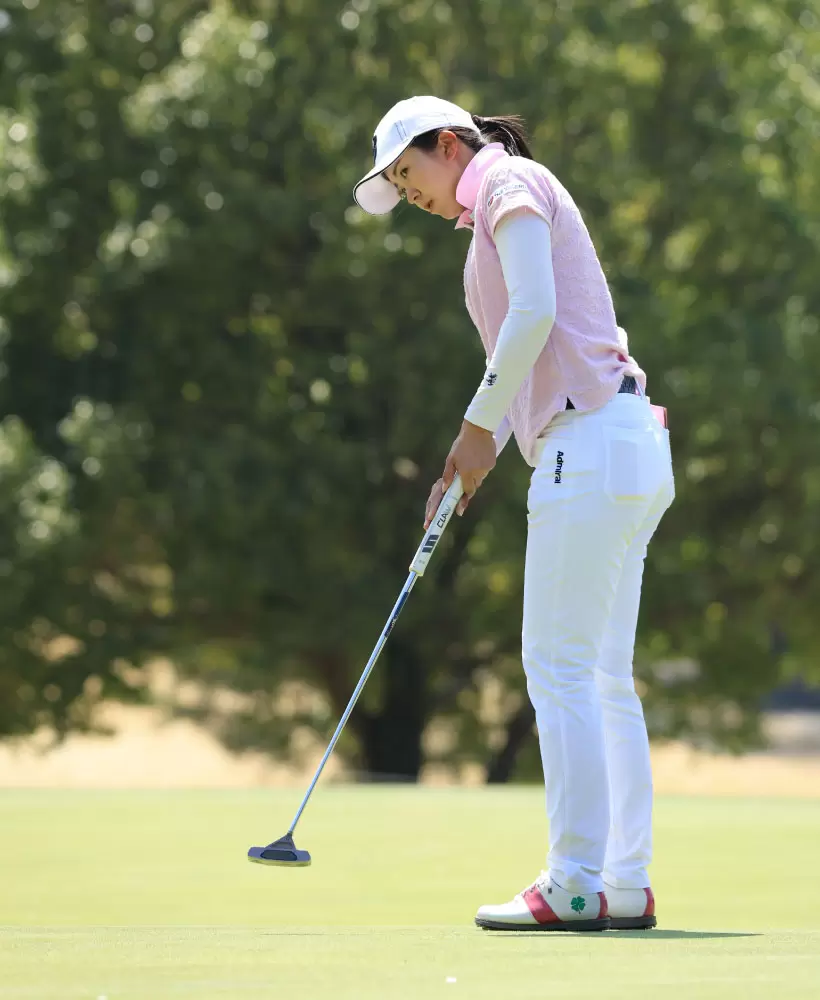 堀琴音のパッティングストローク（斜め前方）