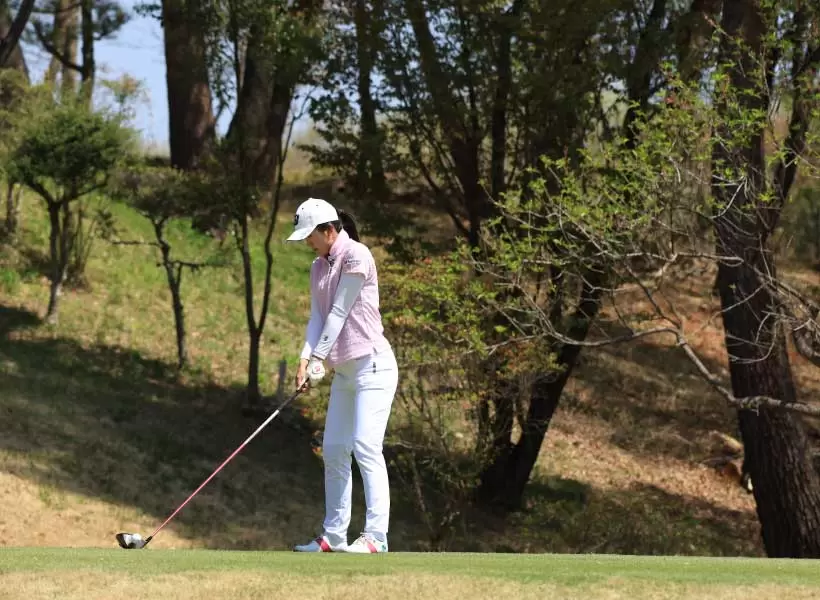 堀琴音のドライバースイング（斜め前方）