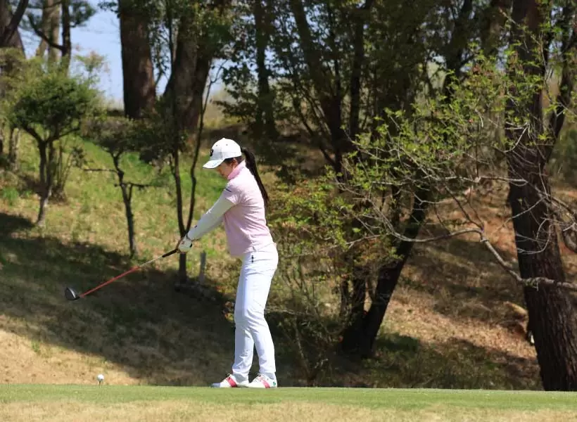 堀琴音のドライバースイング（斜め前方）