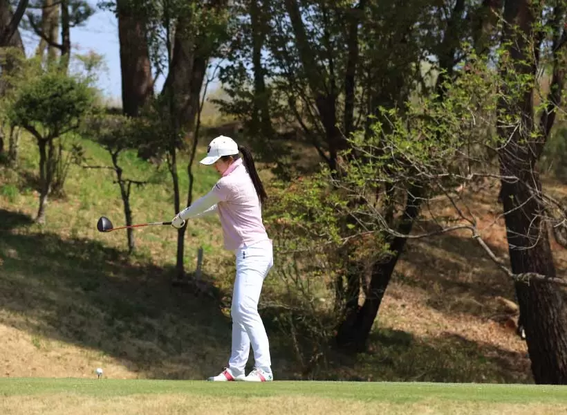 堀琴音のドライバースイング（斜め前方）