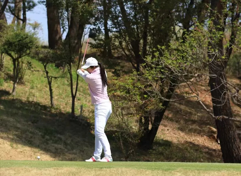 堀琴音のドライバースイング（斜め前方）