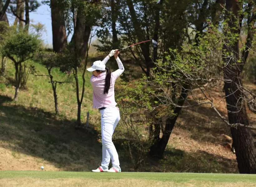 堀琴音のドライバースイング（斜め前方）