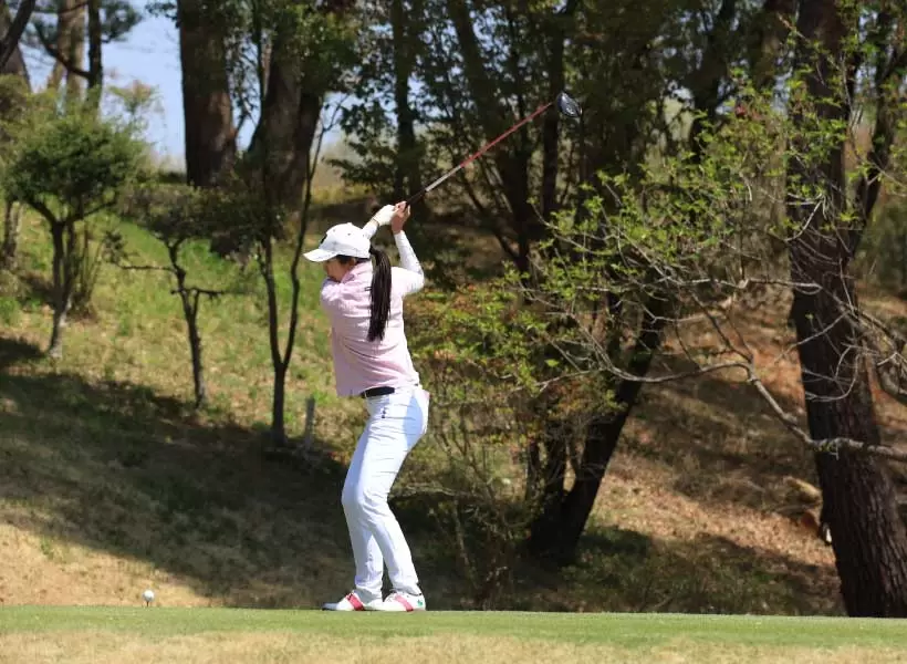 堀琴音のドライバースイング（斜め前方）