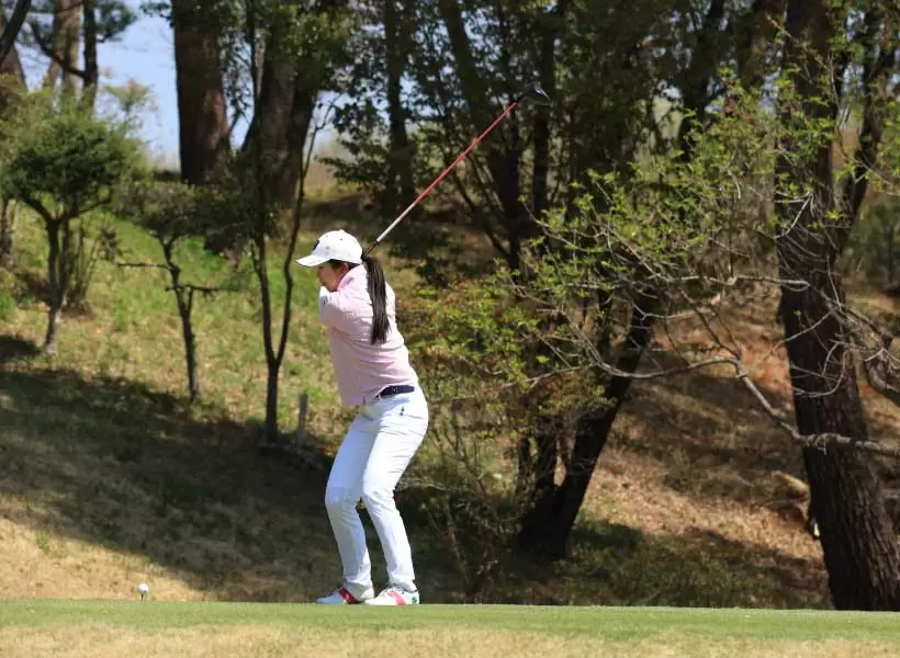 堀琴音のドライバースイング（斜め前方）