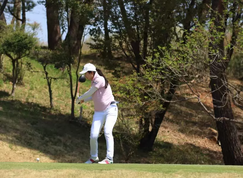 堀琴音のドライバースイング（斜め前方）