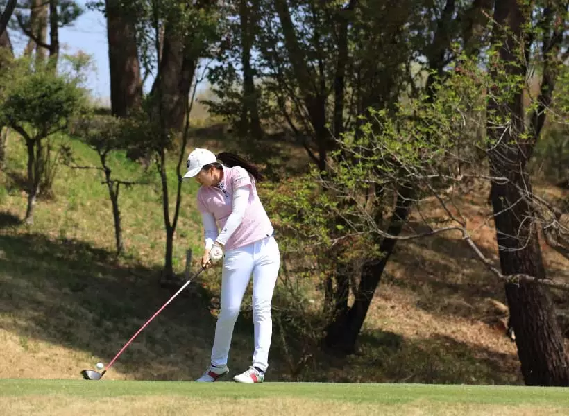 堀琴音のドライバースイング（斜め前方）