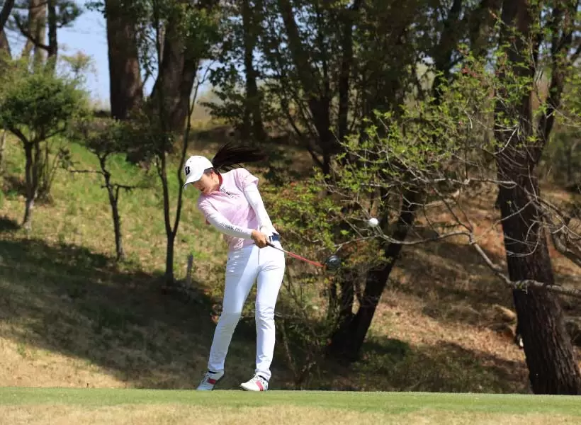 堀琴音のドライバースイング（斜め前方）