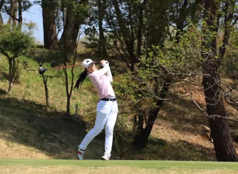 堀琴音のドライバースイング（斜め前方）