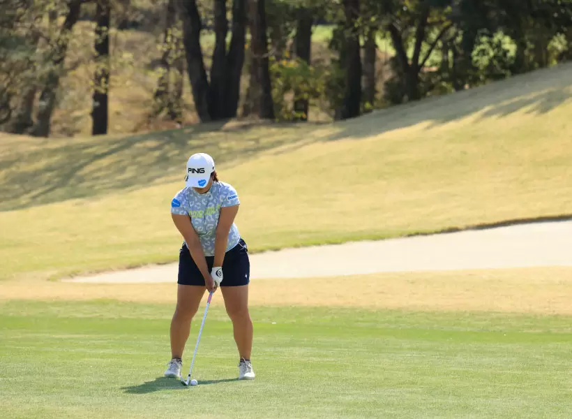 鈴木愛のアイアンスイング（正面）